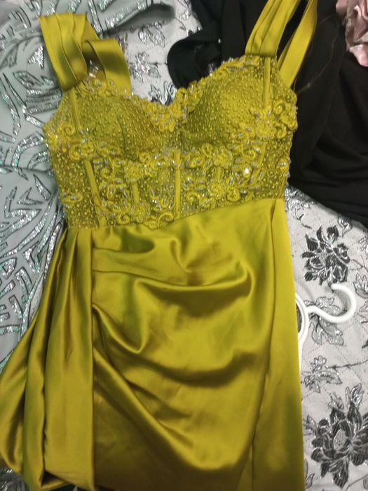 Продавам официална рокля