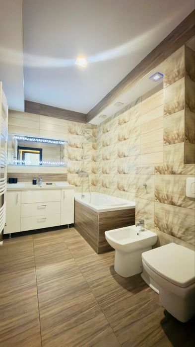 Apartament cu 3 camere de inchiriat in zona Tractorul Coresi Mall la Isaran,et 9/10 cu loc de parcare privat