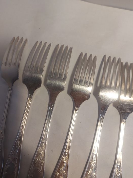 Мельхиоровые десертные вилки.