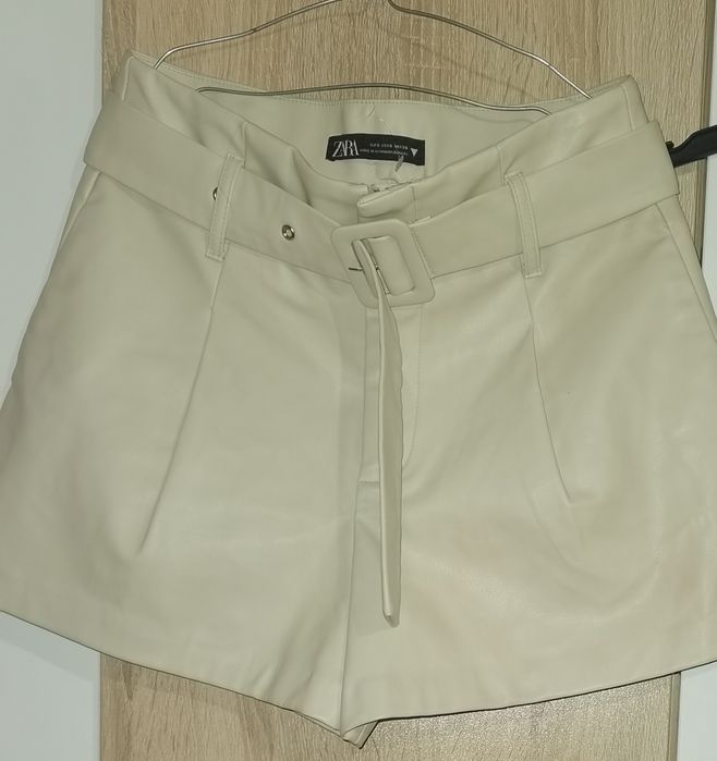 Къси панталонкки черните са размер Хс 15лв  бежовите размер М 20лв