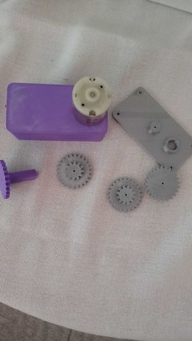 Кутия - редуктор със зъбни колела от пластмаса