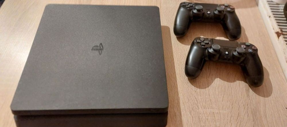 PlayStation 4 cu 2 manete 500 GB disk