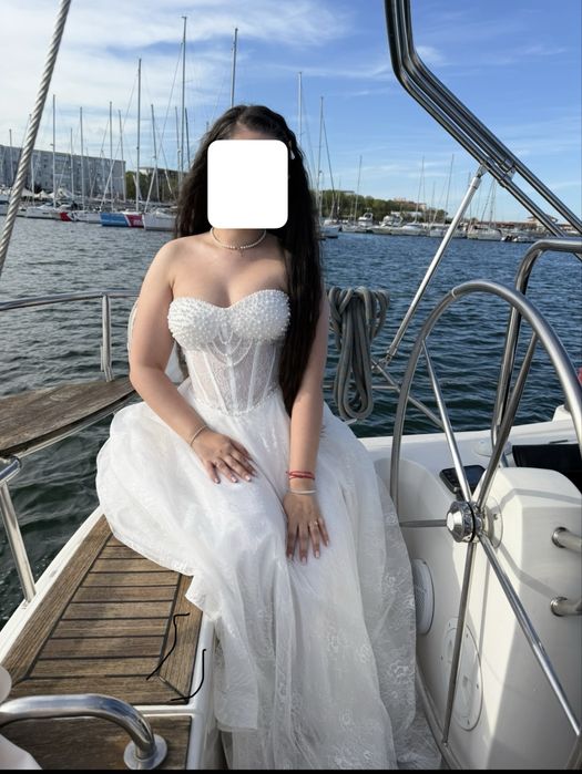 Vand rochie de mireasa din dantela, corset reglabil cu perle aplicate, purtata o singura data, curatata profesional, stare impecabila.