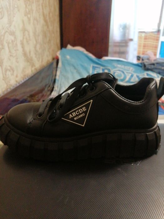 Продам кроссовки на девочку