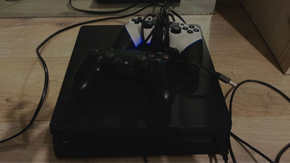 PS4 500 G slim + 2 controller