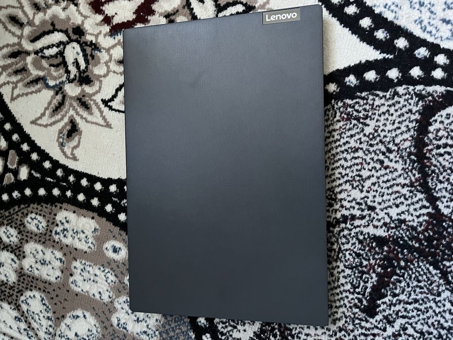 Noutbook Lenovo sotiladi