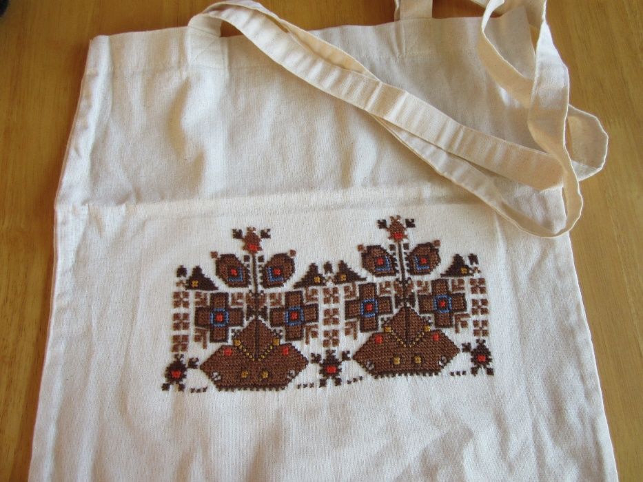 Ръчно бродирани аксесоари с българска шевица