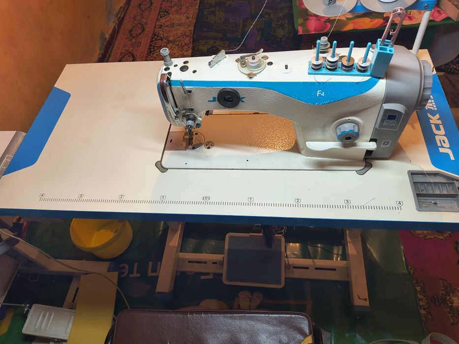 Швейная машинка Jack F 4
