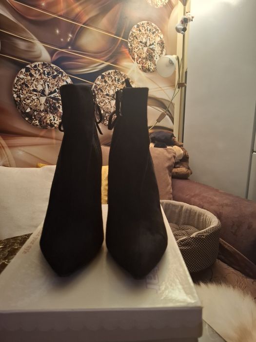 Продавам дамски боли,38 номер.носени са един път по повод.Елегантни и