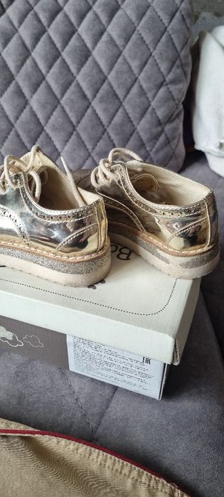 Продам плащи и кроссовки