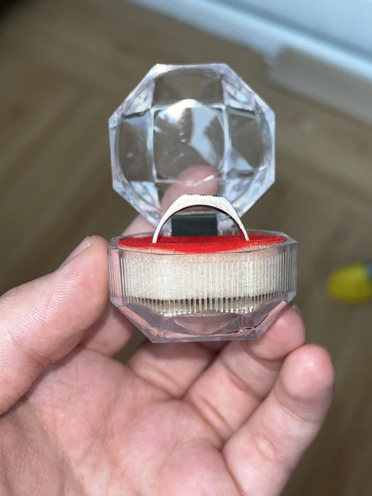 серебряное кольцо с цирконом