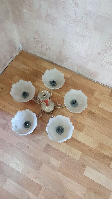 Отдам люстру, работают все лампочки.