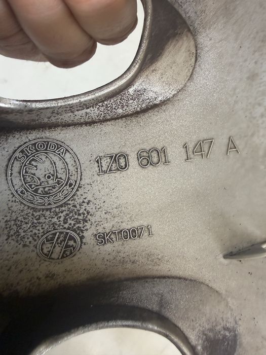 Capace jante roti tabla R16 Skoda Octavia 2 Fabia 2 1Z0 601 147 A