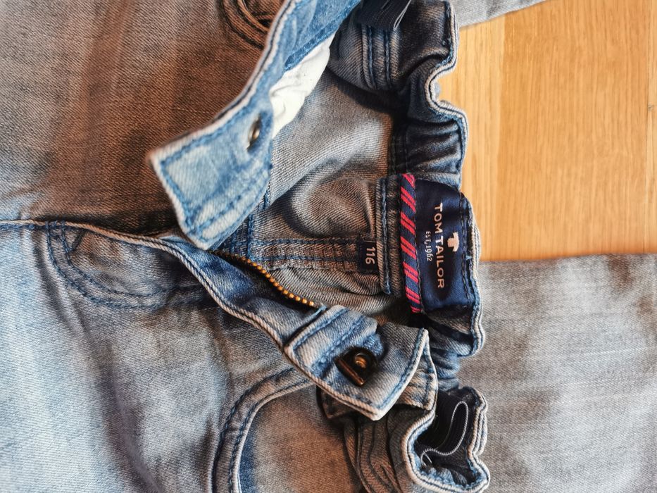 Blugi si geaca baietei diferite marimi 4-5 ani.