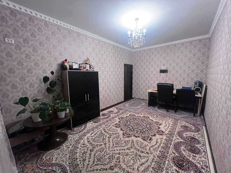 Продаётся 3 комнатная квартира М.Улугбекский Район Массив Феруза