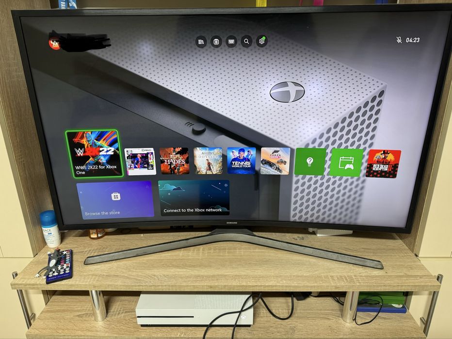 Xbox One S 1TB със два джойстика