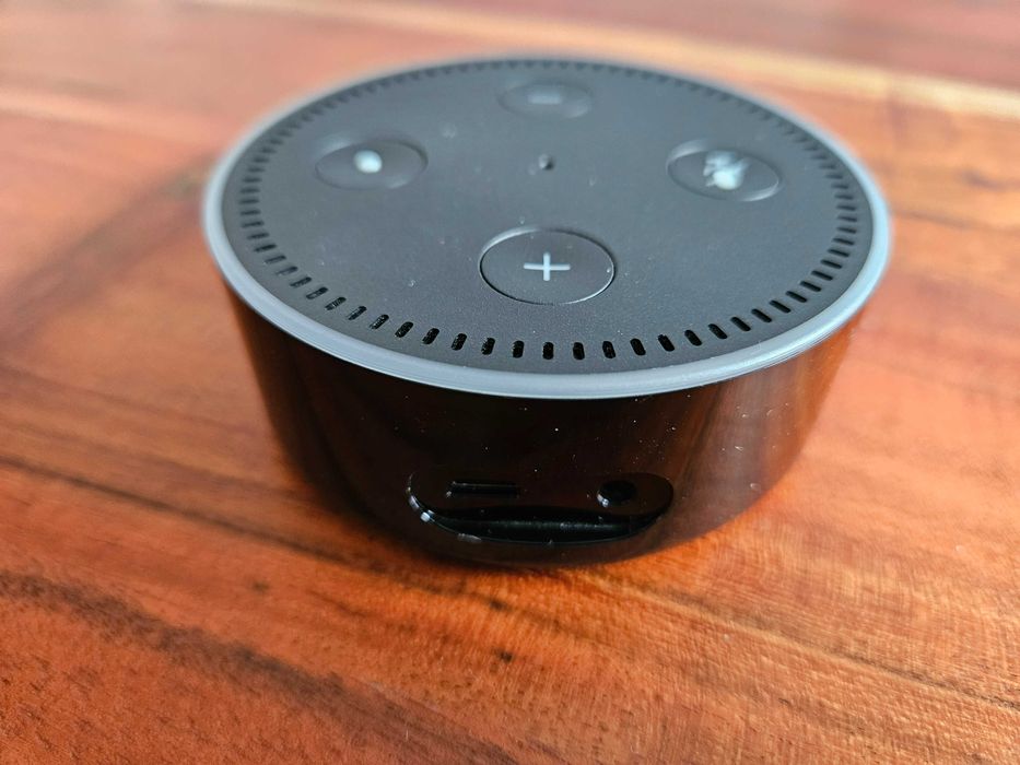 Продавам умна колонка Amazon Echo Dоt (2nd gen) + стойка за стена