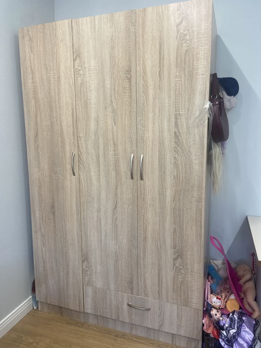 Шкаф трех дверный