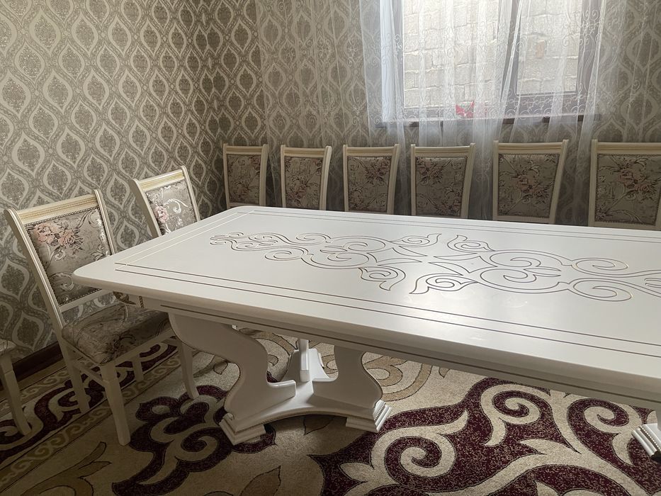 Стол со стульями