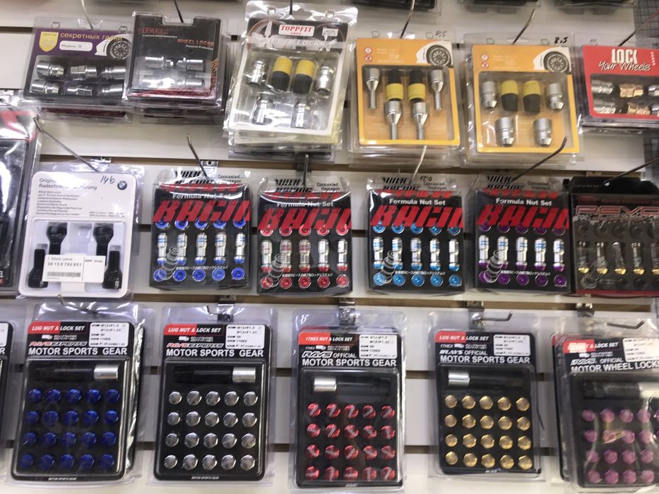 Гайки для колёс цветные