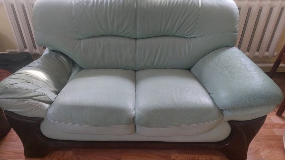 Продам кожаный диван с креслом