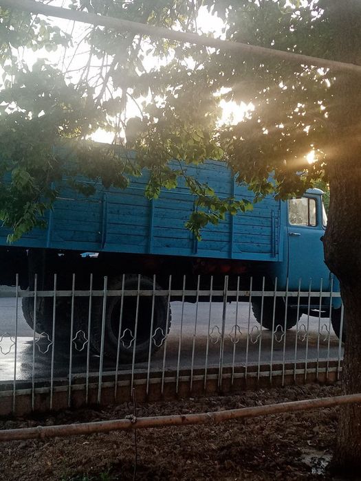 Грузовик автомобиль зил