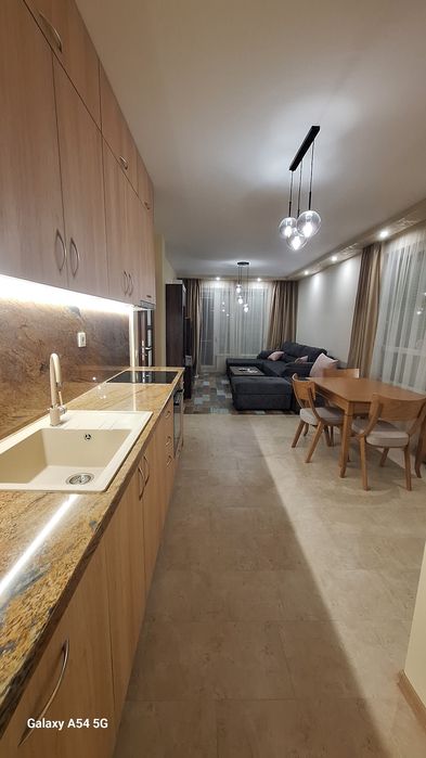 Чисто нов тристаен под наем за първи наематели.