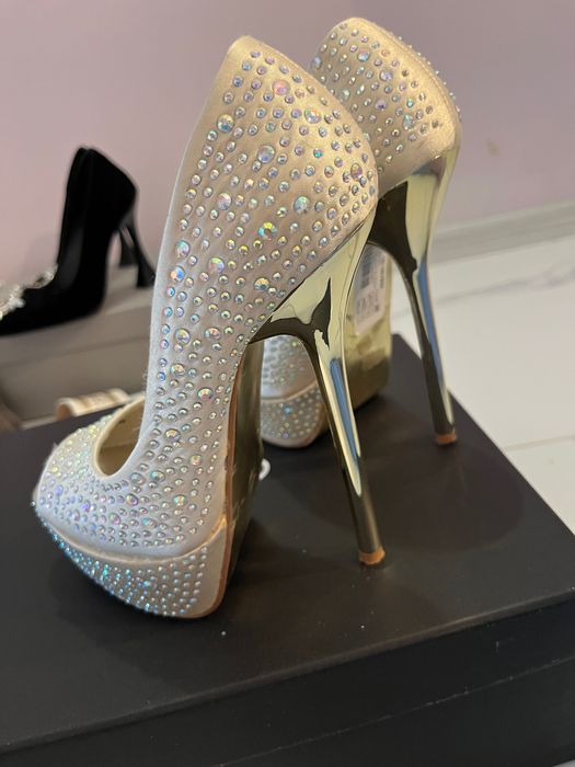 Уникални, златни токчета с камъни