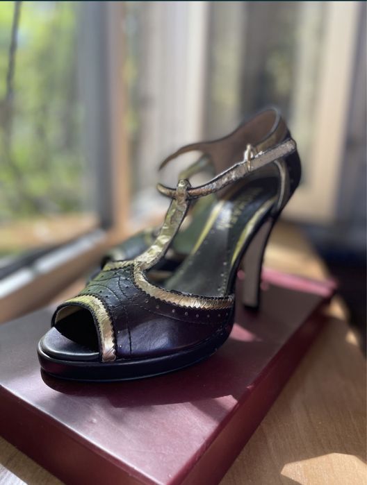 Босоножки красные