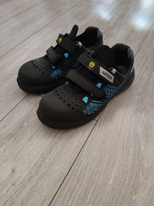 Vând papuci cu bombeu