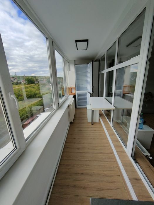 Închiriez apartament living +dormitor