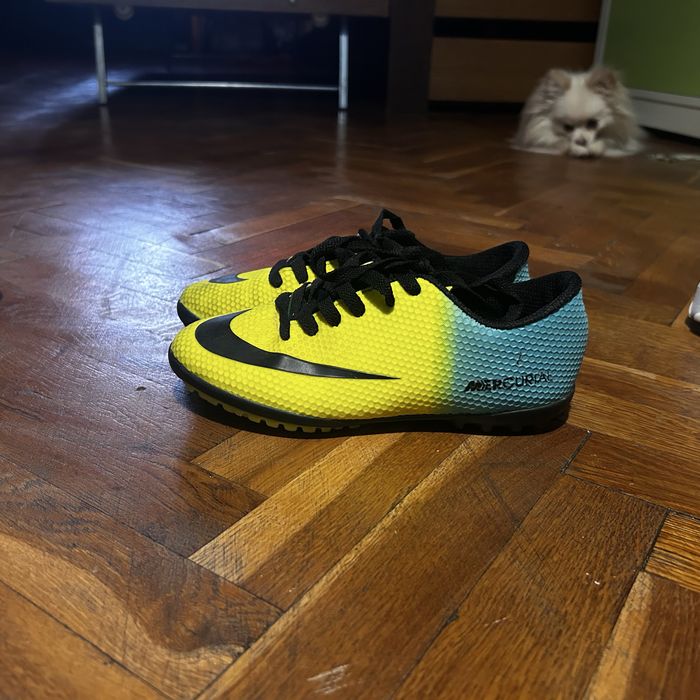 Бутонки за футбол за по малки момчета оригинални на Nike