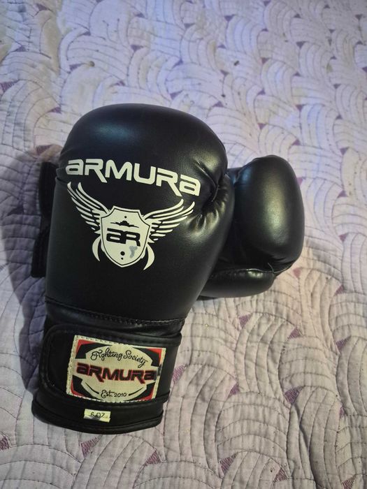 Vând mănuși Kingbox Stare foarte bună, folosite puțin. Fără rupturi sau defecte. Potrivite pentru box/kickbox.