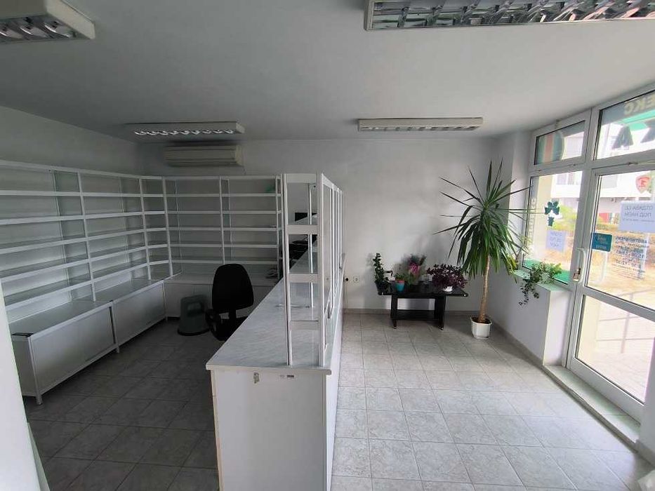 Дава се под наем Магазин в Карлово - 55 кв.м за 275 € - Снимка #3