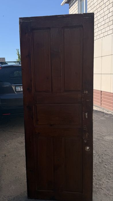 Продам деревянную дверь