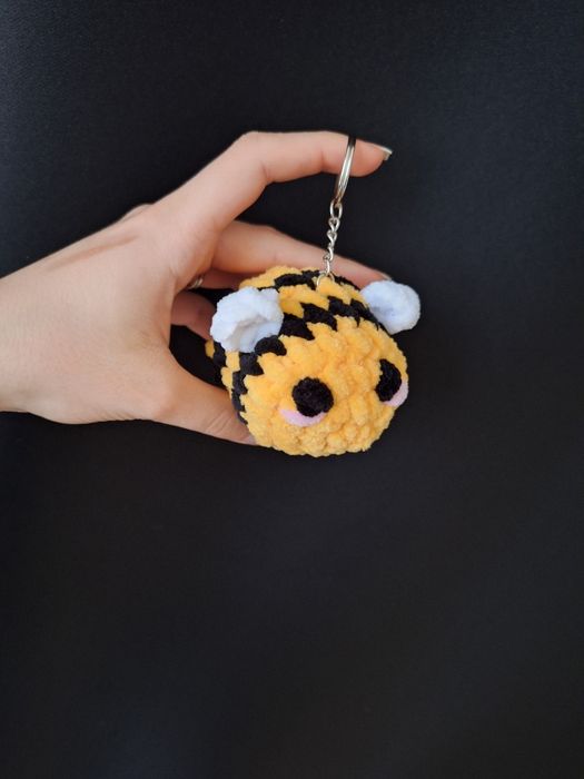 Ръчно изплетен ключодържател Пчеличка
