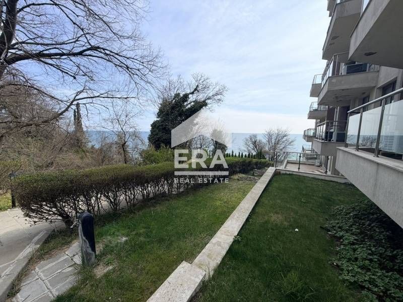 Двустаен, обзаведен, южен апартамент за продажба, с морска панорама, в