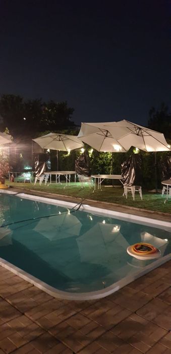 Umbrele pentru inchiriere mese scaune vesela