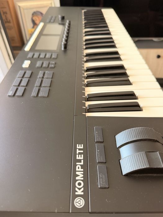 Native Instruments Komplete Kontrol S49 MK2 + stativ – stare excelenta