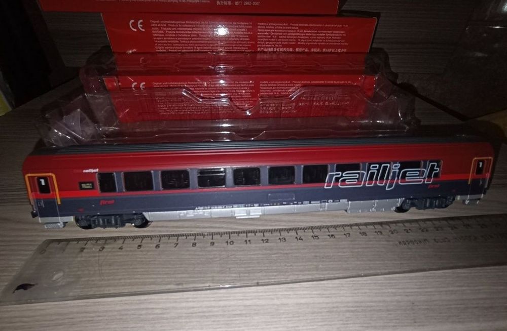 Piko vagoane de călători scara H0 railjet
Roti metalice izolate 
Preț