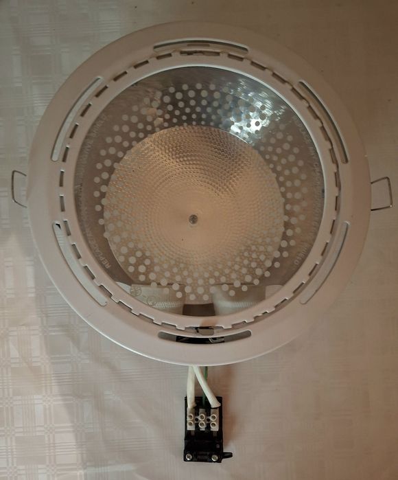 Aplice (2 becuri) încastrate.