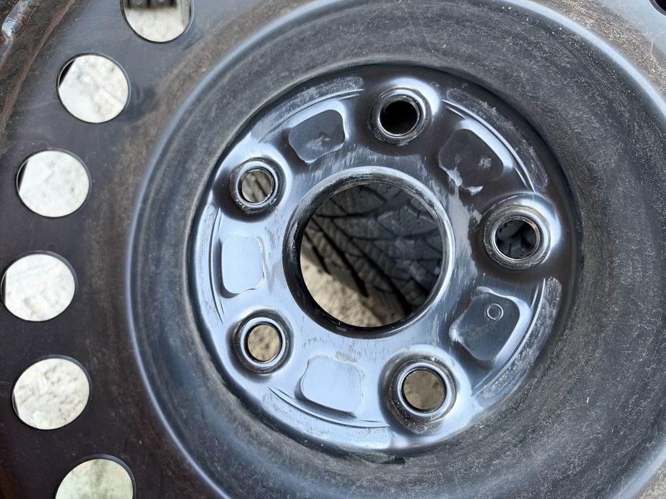 4бр. ПОЧТИ НОВИ Зимни Гуми 215/60R/17 -BRIDGESTONE/DOT:2324- С 17” Железни Джанти 5х114.3 за -TOYOTA/LEXUS/SUZUKI- 6.5Jx17H2, ET35