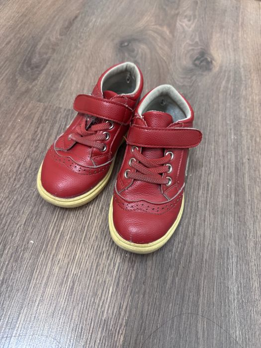 Отдам ботинки на девочку 28 размер.