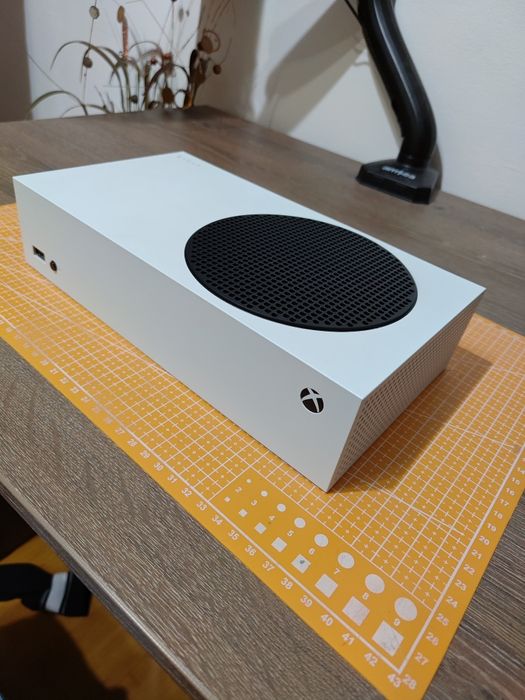 Xbox Series S – stare impecabilă, cutie originală, manetă + baterie Mi