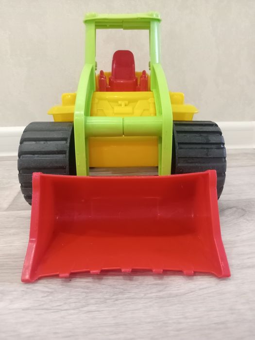 Продаю игрушечный трактор