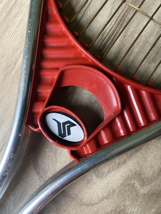 Продава се тенис ракета от 70-80 години