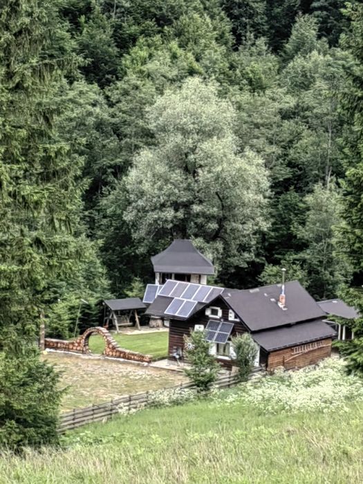 Închiriez cabană în Bucovina  la 8 km de Gura Humorului.