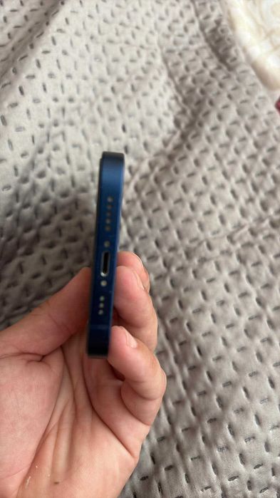 Продавам iPhone 12