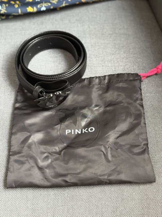 Нов черен кола  на Pinko
