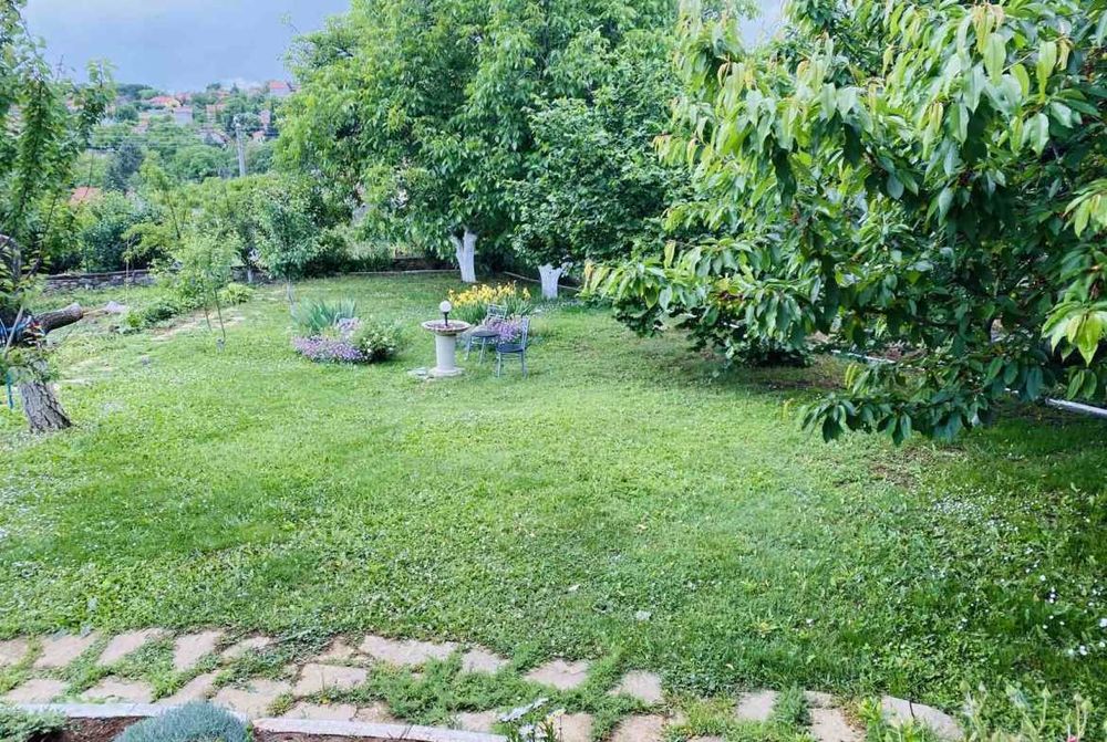 Масивна,триетажна къща за продажба